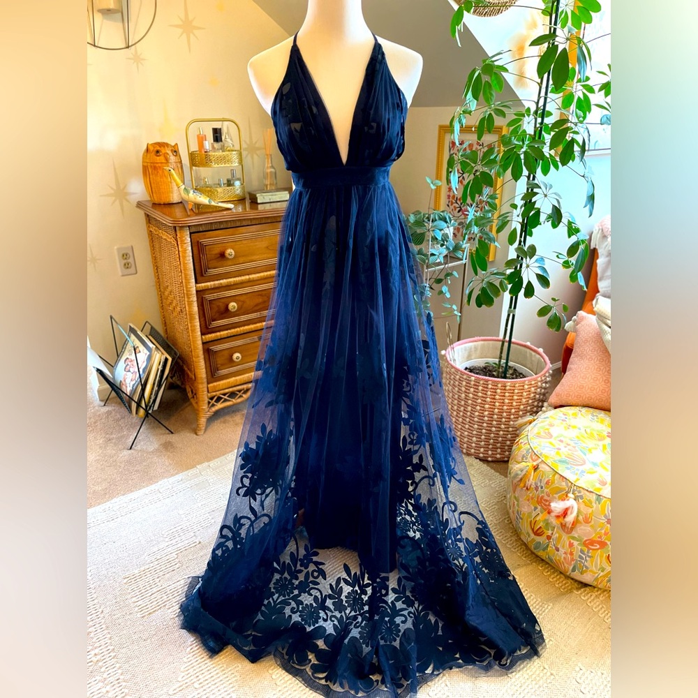 Luxxel Lace gown